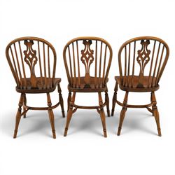 Set of six elm Windsor chairs, saddle seats with crinoline stretchers