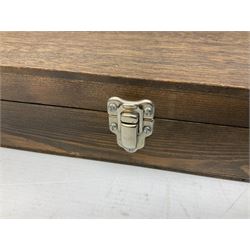 Midland Gun Company Birmingham & London 12-bore side-by-side box-lock non-ejector double barrel shotgun with 76cm damascus barrels, Prince of Wales style walnut stock with chequered grip and fore-end, top safety and engraved lock no.62160 L120cm overall; in scratch built baize lined wooden case. SHOTGUN CERTIFICATE REQUIRED.