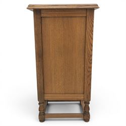 Early 20th century oak pedestal chest, with six drawers with moulded edges, raised on turned supports united by a stretcher 