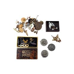 9ct gold jewellery oddments, together with a pair of silver blue john cufflinks, three buttons/studs, and other costume cufflinks and studs