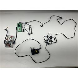 Boss TU-3 Chromatic Tuner; Tomsline Engineering ABR-1 Booster; Ibanez Mini Tube Screamer; Boss DB-30 Digital metronome etc