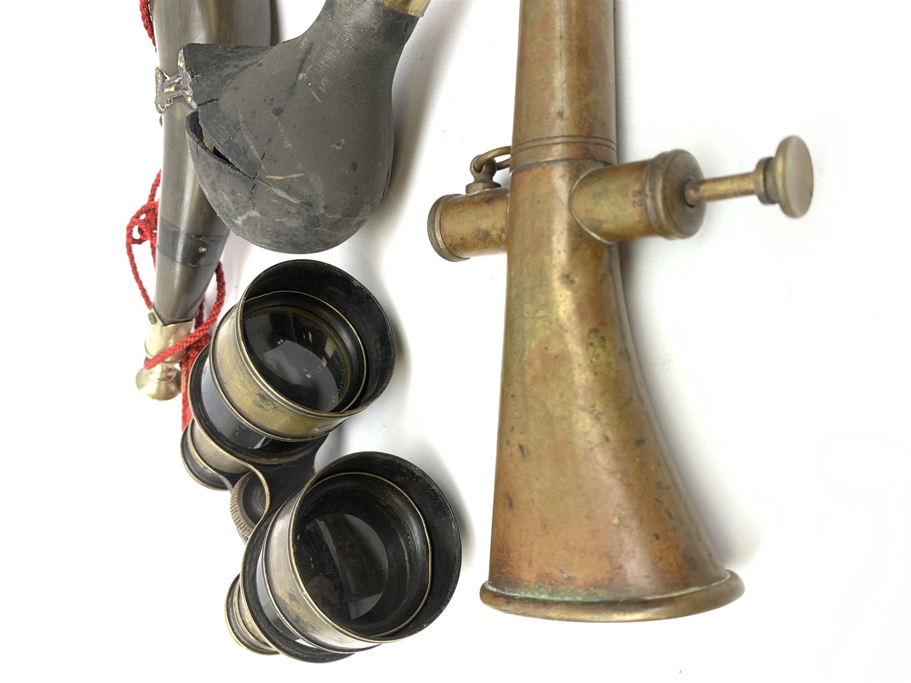 Copper single valve hunting horn of curved and tapering oval form L17cm