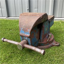 Large steel vice - THIS LOT IS TO BE COLLECTED BY APPOINTMENT FROM DUGGLEBY STORAGE, GREAT HILL, EASTFIELD, SCARBOROUGH, YO11 3TX