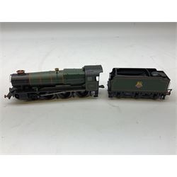 Hornby Railroad '00' gauge - County Class 4-6-0 locomotive 'County of Hants' no. 1016, Class 4900 4-6-0 locomotive 'Adderley Hall' no. 4901 and County Class 4-4-0 locomotive 'County of Devon' no. 3835, all DCC ready (3)