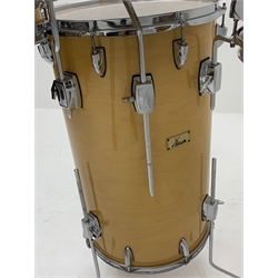 Cocktail drum kit with central 40cm tom and Hi-hat, flanked by 22cm snare and 29cm sidedrum H117cm