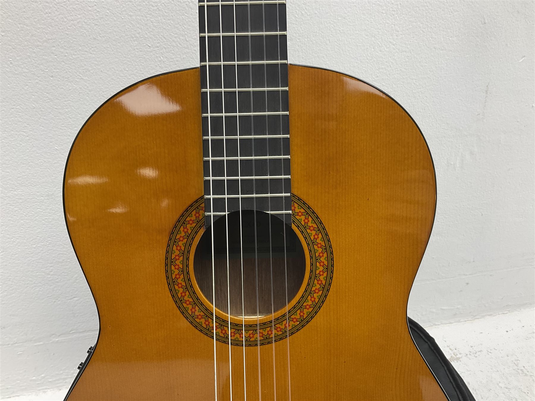 Yamaha CX40 electro-acoustic guitar L102cm in Tanglewood soft Gig-Bag