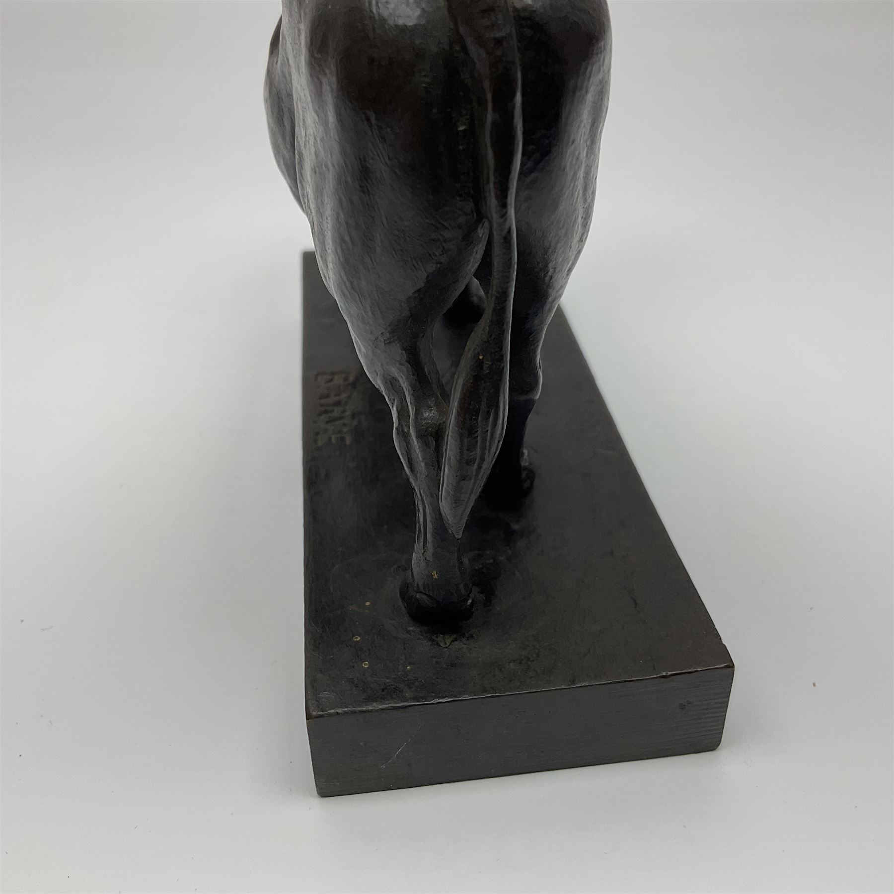 After Antoine-Louis Barye, bronze figure of a bull, upon a rectangular base, H10cm 