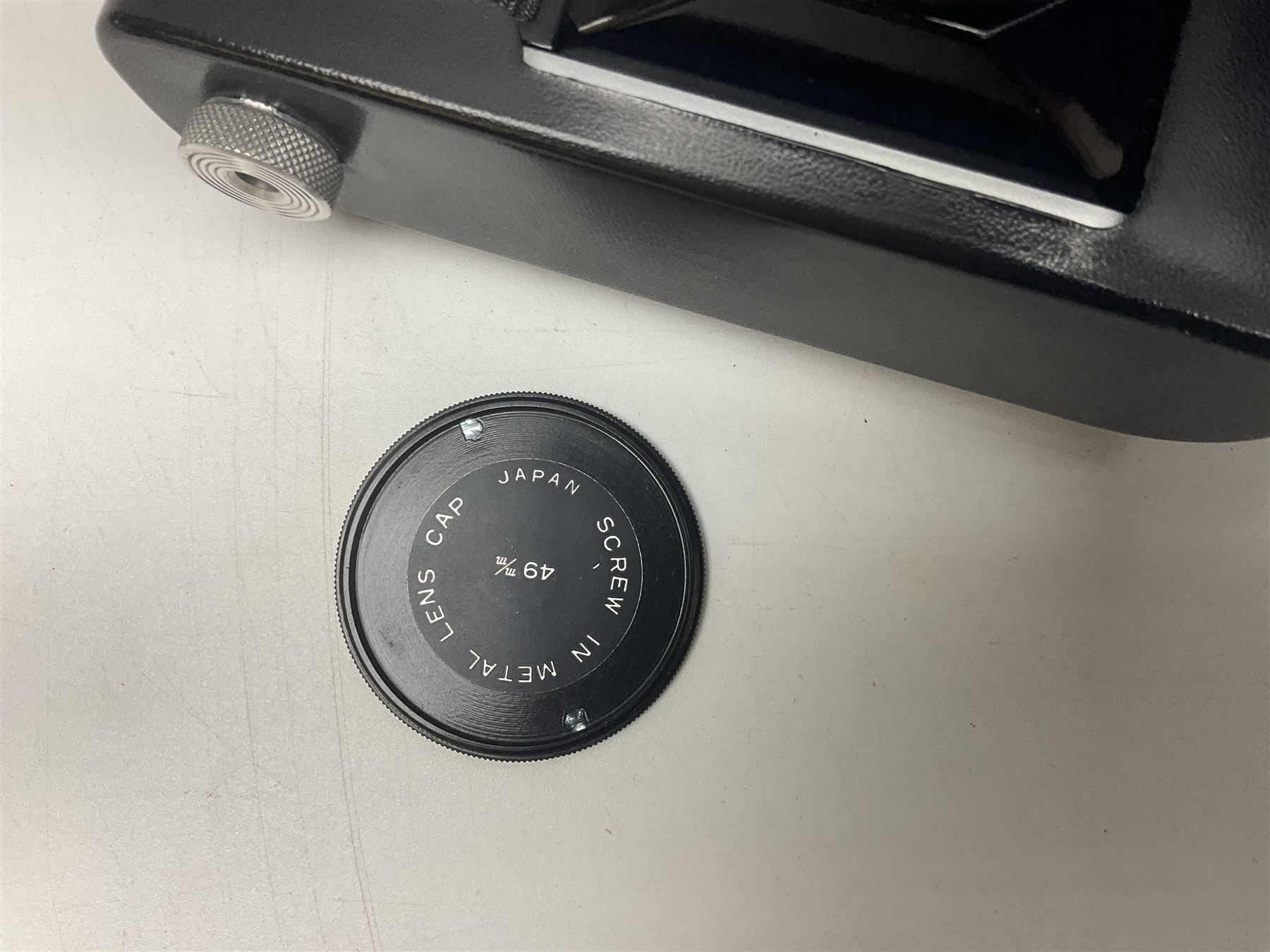 Collection of camera bodies and lenses, to include Olympus OM-1 camera body, serial no 106567, with 'Olympus OM-System F.Zuiko Auto-S 1:1.8 f=50mm' lens, serial no 135097,  Zenit-B camera body, serial no 71017867, with 'Helios-44-2 2/58' serial no 7500040, Voigtlander Vito B camera body, with 'Voigtlander Colour Skopar 1:2.8/50' lens, 'Olympus OM-System Zuiko Auto-Zoom 1:4 f=75-150mm' lens serial no 104321, 'Tamron SP 35-210mm 1:3.5-4.2' lens etc 