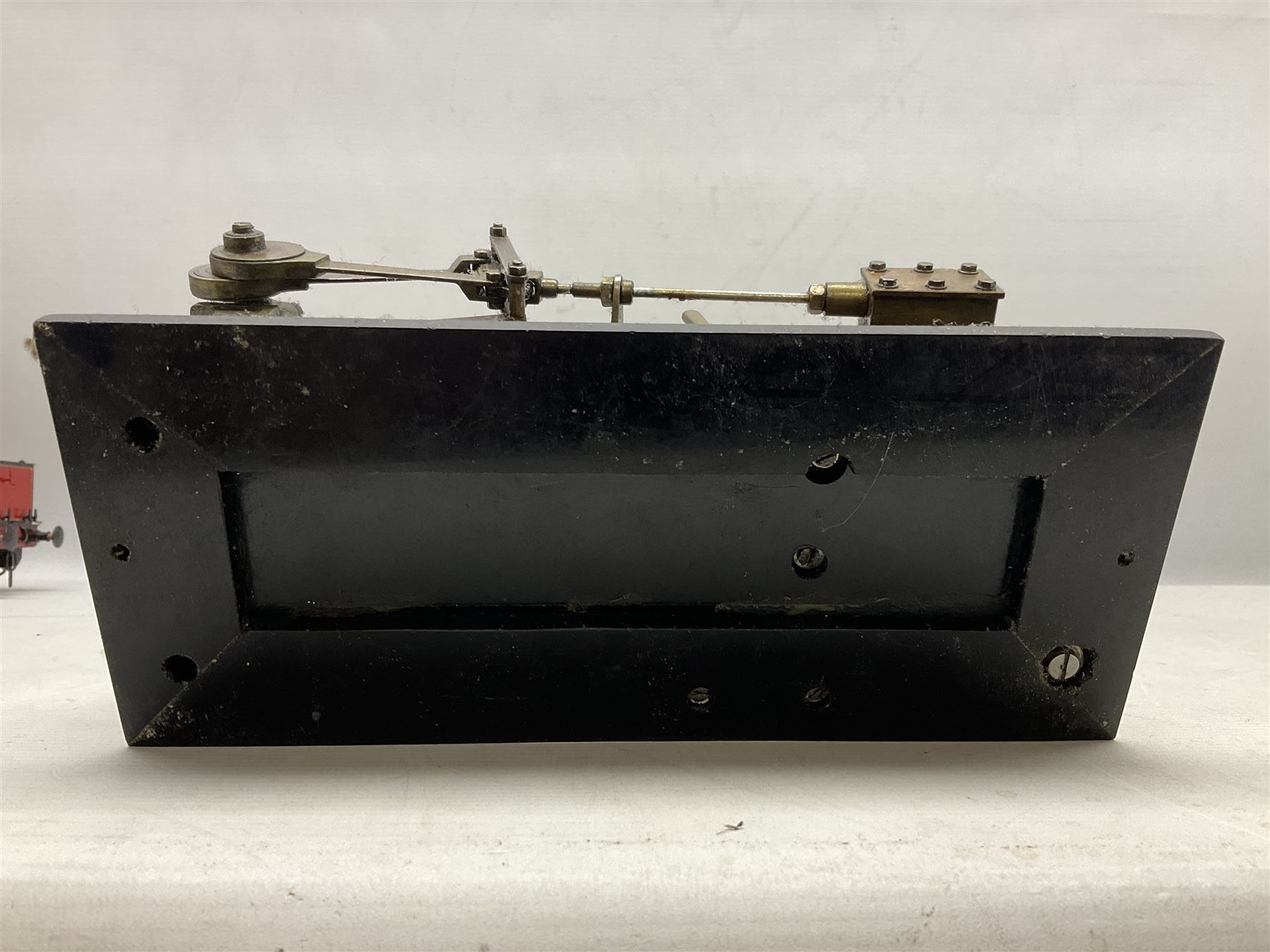 Live steam model of a horizontal mill engine with 7cm flywheel, on oblong bakelite type base L23.5cm
