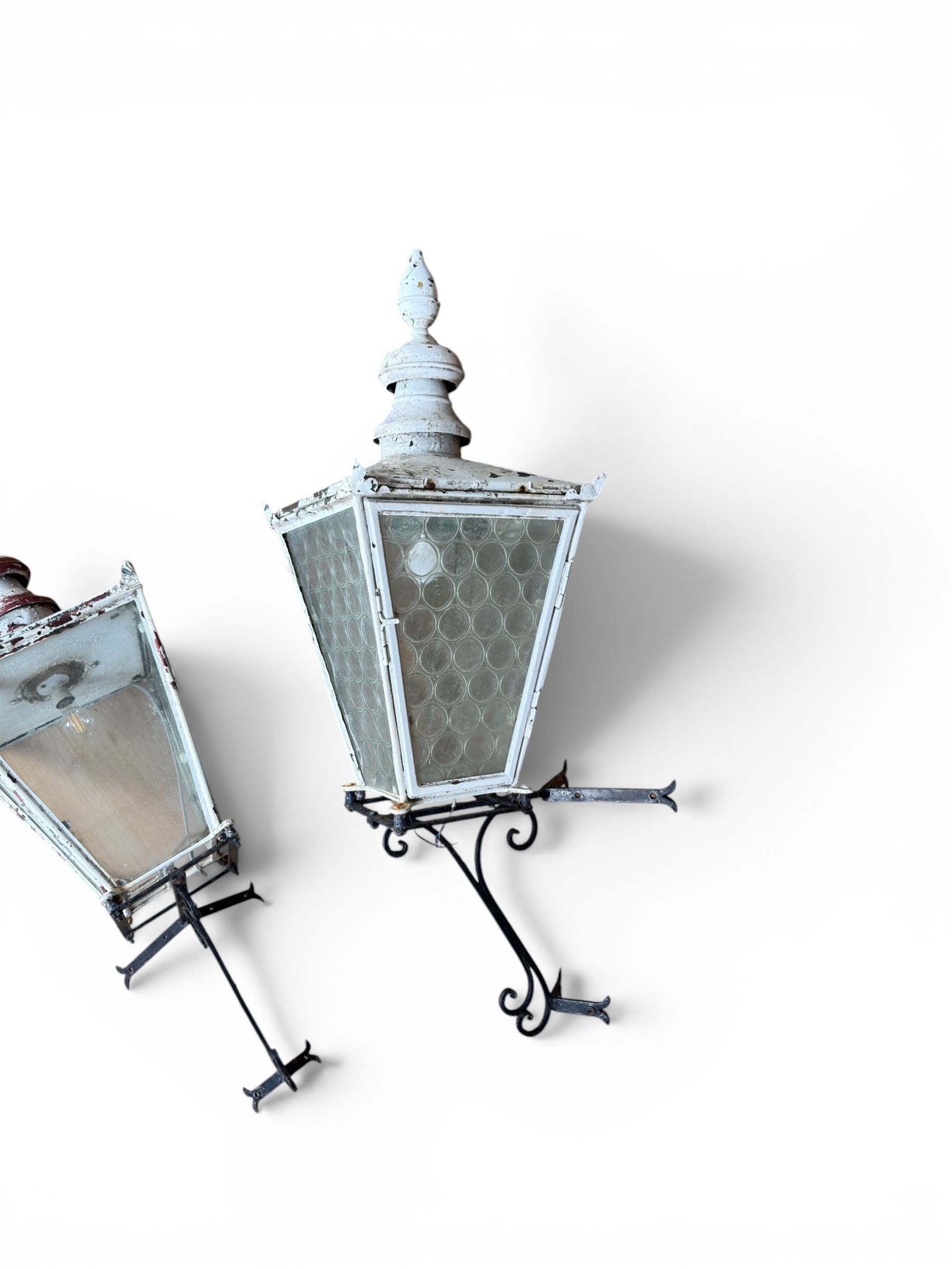 Foster & Pullen (Bradford est. 1896) - Good pair of late 19th century copper coach house or street lamps, painted in rustic white finish, with iron corner brackets, one with clear glass, the other with ring mottled glass, both converted to electricity, height with bracket 150cm