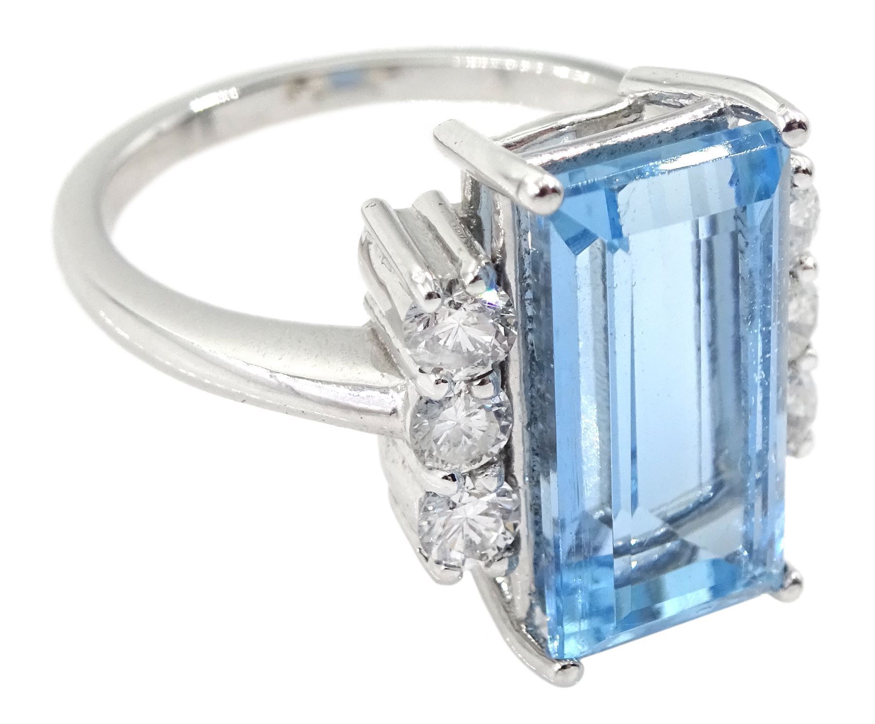 18ct white gold baguette cut aquamarine and six stone round brilliant cut diamond ring, aquamarine approx 4.40 carat