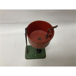 ‘0’ gauge - six boxed Hornby Hachette coaches comprising three Saloon Cars and three Dining Cars in original boxes; three loose ‘SNCF’ cars; three crossings, two Hornby/Meccano railway stations, one bridge and a water tank; two further Mettoy Railways ‘Railway Bridge’ in original boxes (17)