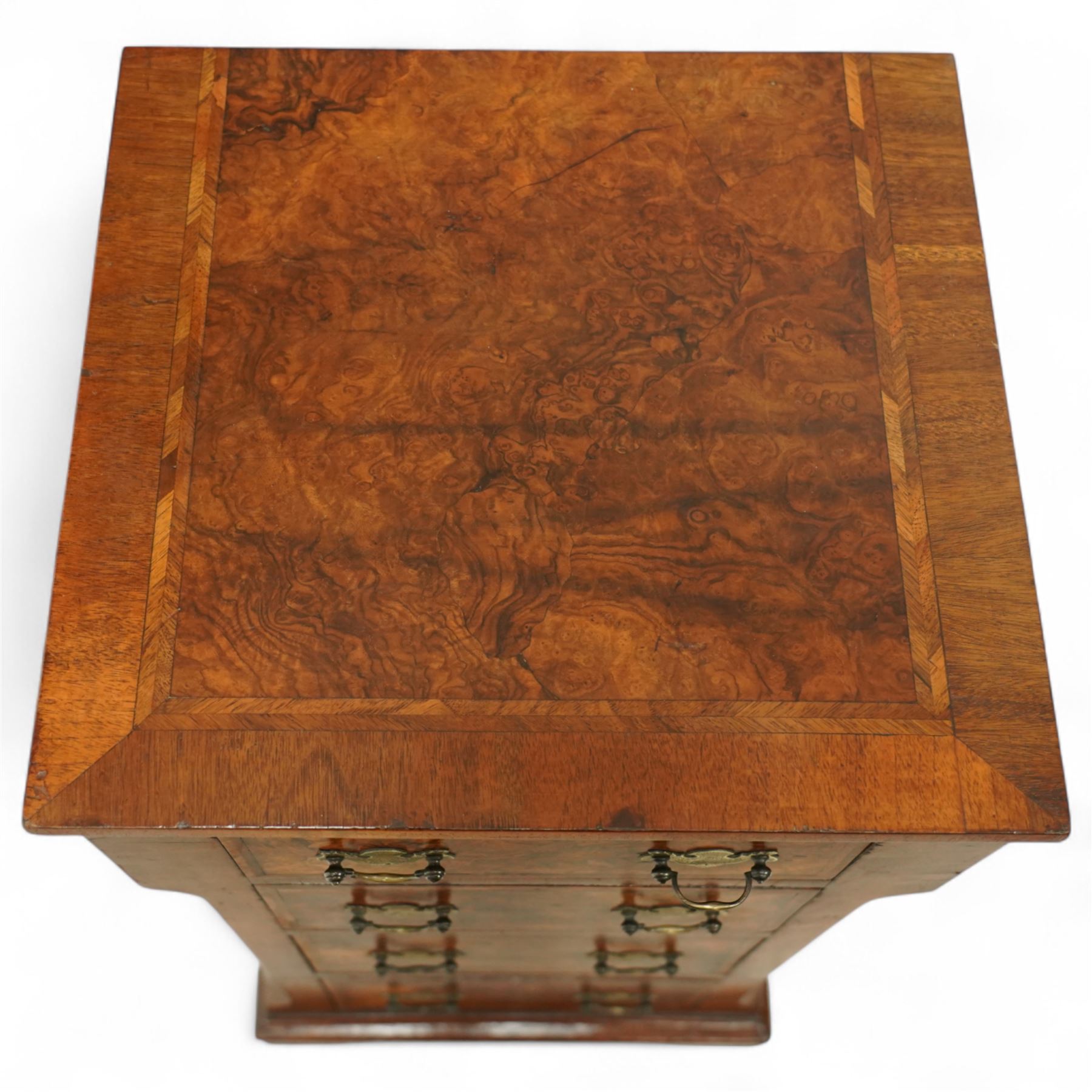 Pair of Victorian inlaid burr walnut small size chests,  rectangular top in burr walnut and crossbanded with herringbone inlay and chamfered sides with four graduated inlaid burr walnut drawers and engraved cut brass handles and mahogany drawer linings, supported on moulded bases with shaped bracket feet, circa 1870