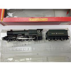 Hornby '00' gauge - King Class 6000 4-6-0 locomotive 'King Richard I' No.6027 in Great Western lined green; Class 4P Compound locomotive No.1000 in LMS lined maroon; Class 49XX Hall 4-6-0 locomotive 'Kneller Hall' No.5934 in Great Western green; and 'Black 5' Class 4-6-0 locomotive No.4657 in LMS maroon; all boxed (4)