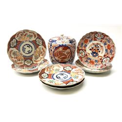 Japanese urn with lid, decorated in Imari pattern with birds and floral imagery H21.5cm, along with six Imari plates. 