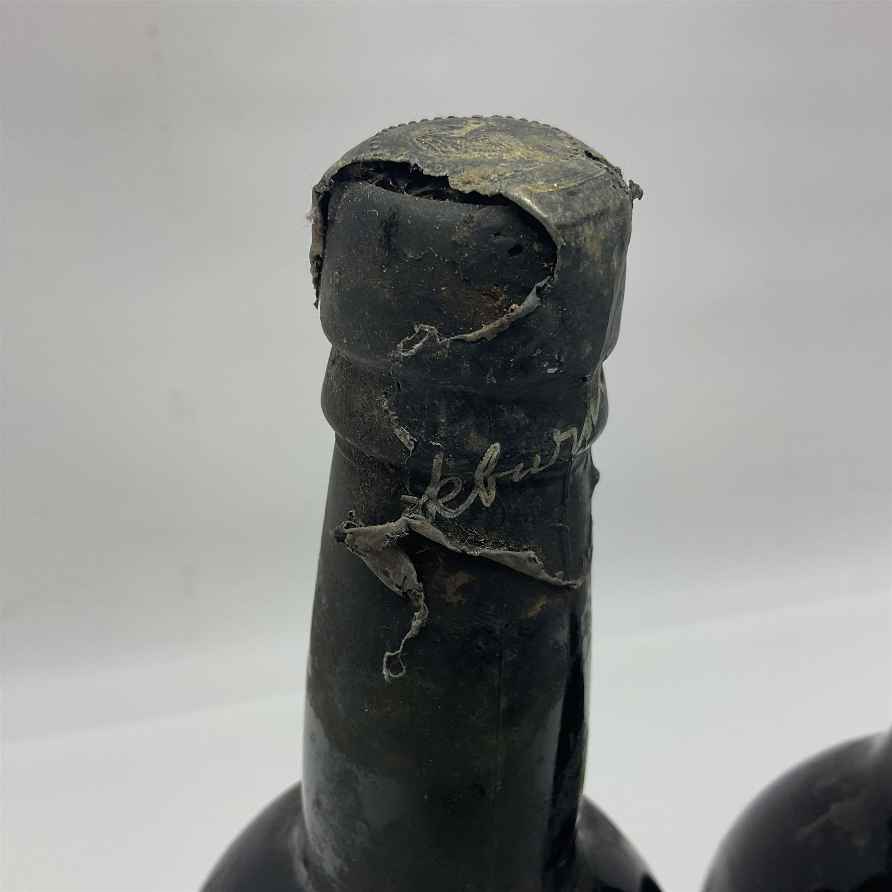 Warre's 1985, vintage port, 75cl unknown proof, and Cockburn 1960, vintage port (2)