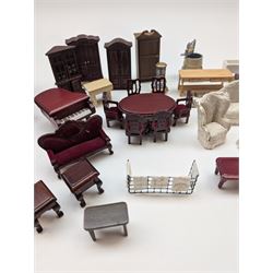 1:24 scale dolls house furniture, comprising stove, mangle, couch and arm chairs, bed, bathroom suite, two dining tables with chairs, side tables, cabinets, dressers, etc 