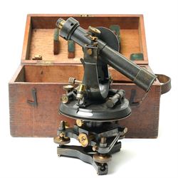 Early 20th century theodolite by Stanley No.104289 with spirit level in original case L39cm
