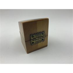 Collection of Mauchline ware relating to sewing, to include four ovoid shaped thimble cases, hinged lid thimble case and needle cases (12) 