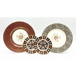 Two Royal Crown Derby Imari 1128 pattern plates, D16cm, together with two Minton cabinet plates decorated to the centres with floral sprays, D27.5cm. 