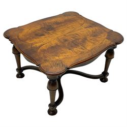 Figured mahogany coffee table, shaped moulded top with oval book-matched veneered panels, on turned supports united by waved X-shaped stretchers 