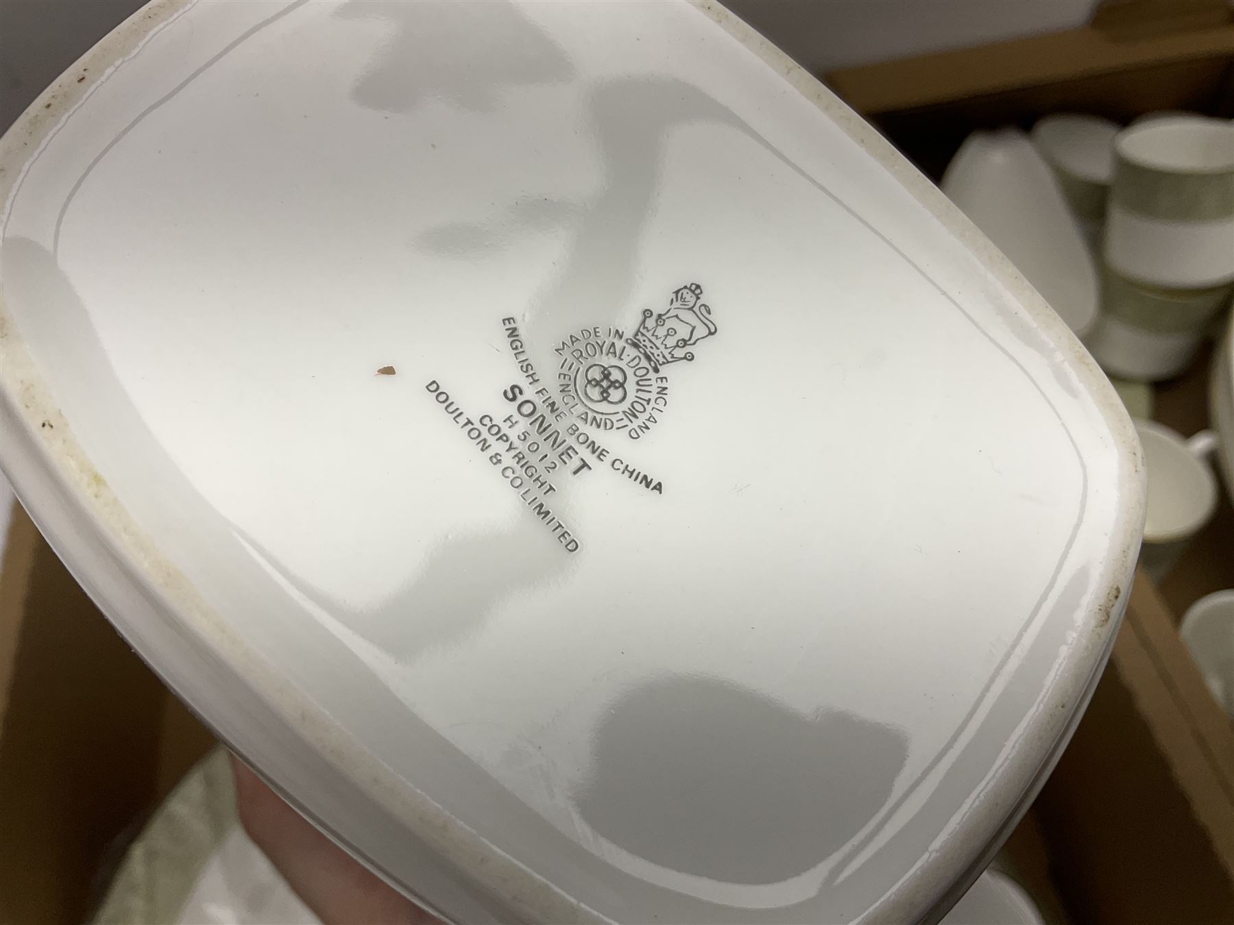 Royal Doulton Sonnet pattern part tea and dinner service, to include meat platter, coffee pot, sauce boat etc, in two boxes 