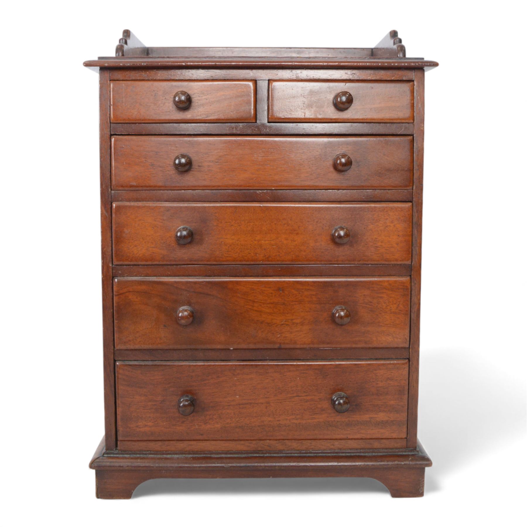 Victorian mahogany tabletop chest of drawers, of two small over three graduated drawers, H41cm