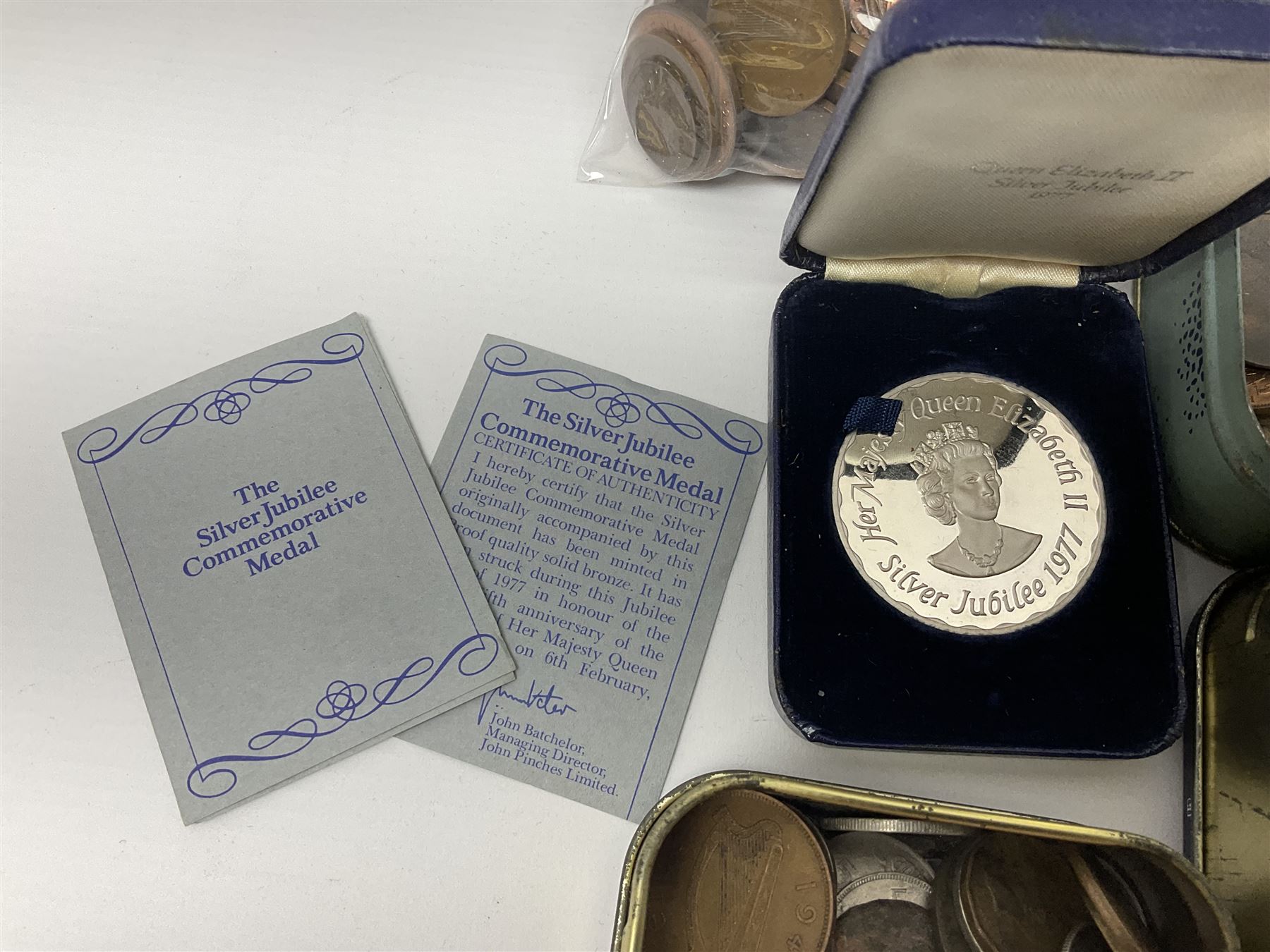 Great British and World coins, including George I 1723 farthing, Queen Victoria 1875 halfcrown, King George V one shilling, pre decimal coinage, commemorative crowns, United States of America 1921 Morgan dollar with soldered loop attached etc