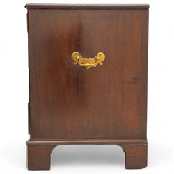 George III mahogany serpentine chest, moulded top over four cock-beaded drawers, the top drawer fitted with baize lined slide opening to reveal divisions,  enclosed by canted and fluted upright corners, the drawer fronts fitted with brass swan neck handles and circular plates with oval escutcheons, lower moulded edge over bracket feet, on lignum vitae castors