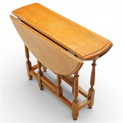 Late 20th century small oak gate leg side table, with circular drop-leaf top formed of three planks, raised on turned supports with gate legs and rectangular stretchers