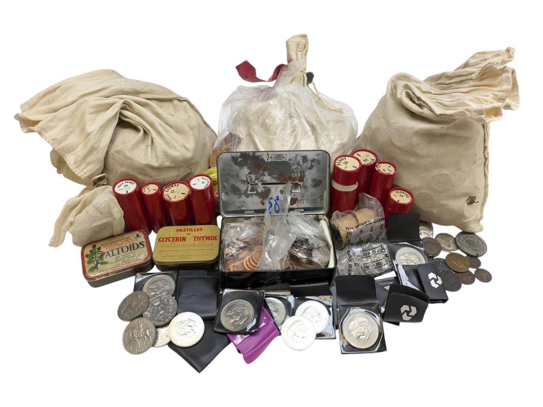 Mostly Great British coinage, including King George V 1915 silver halfcrown coin, various pre 1947 silver threepence pieces, pre-decimal coinage with a very large quantity of mostly 1967 Queen Elizabeth II pennies and half penny coins, commemorative crowns  and various tokens etc