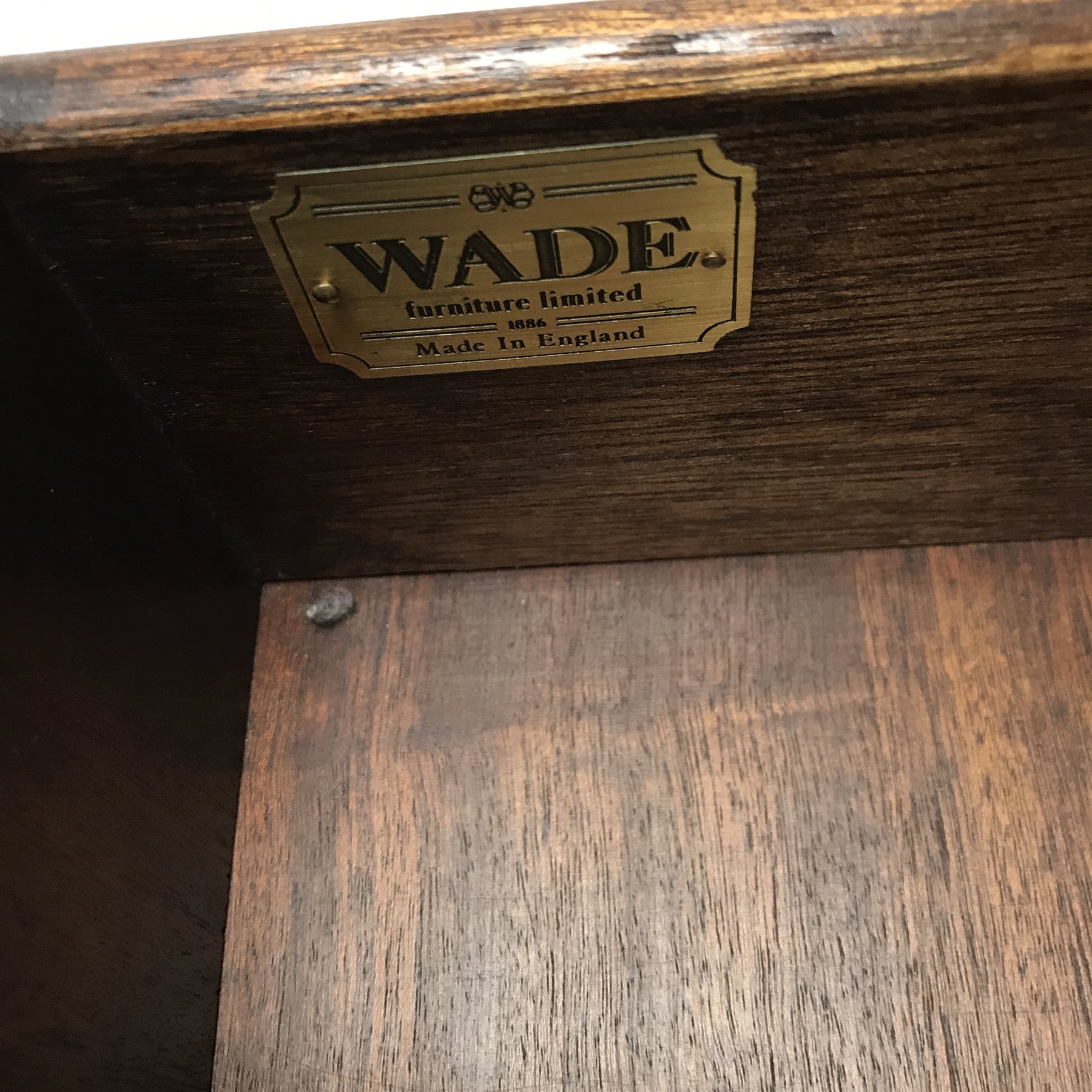 Wade Georgian style mahogany breakfront bookcase display cabinet, projecting cornice, dentil frieze, four doors enclosing six glazed shelves, eight graduating drawers flanking two cupboards, plinth base, W211cm, H203cm, D46cm