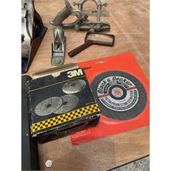 Record No4 plane, Stanley Bailey plane, Record bull face and other planes and tools - THIS LOT IS TO BE COLLECTED BY APPOINTMENT FROM DUGGLEBY STORAGE, GREAT HILL, EASTFIELD, SCARBOROUGH, YO11 3TX