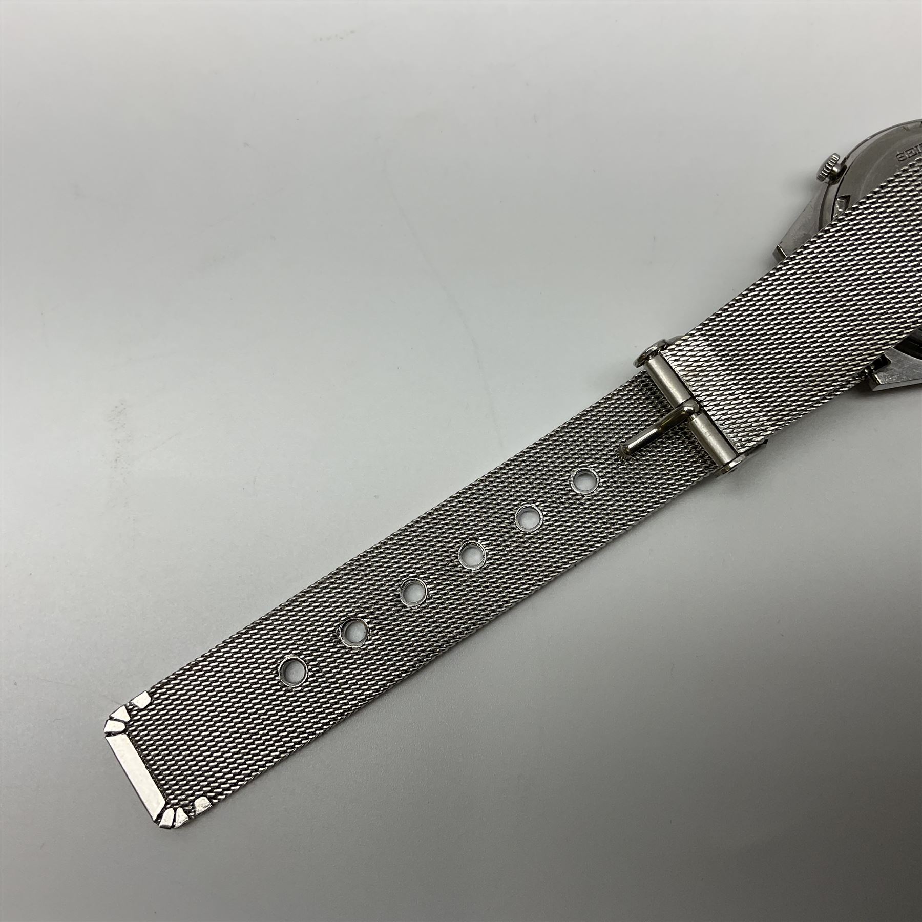 Seiko 5 gentlemans automatic stainless steel wristwatch, with blue dial, yellow markers and day/date apeture, ref no. 7009-3171, on stainless steel strap