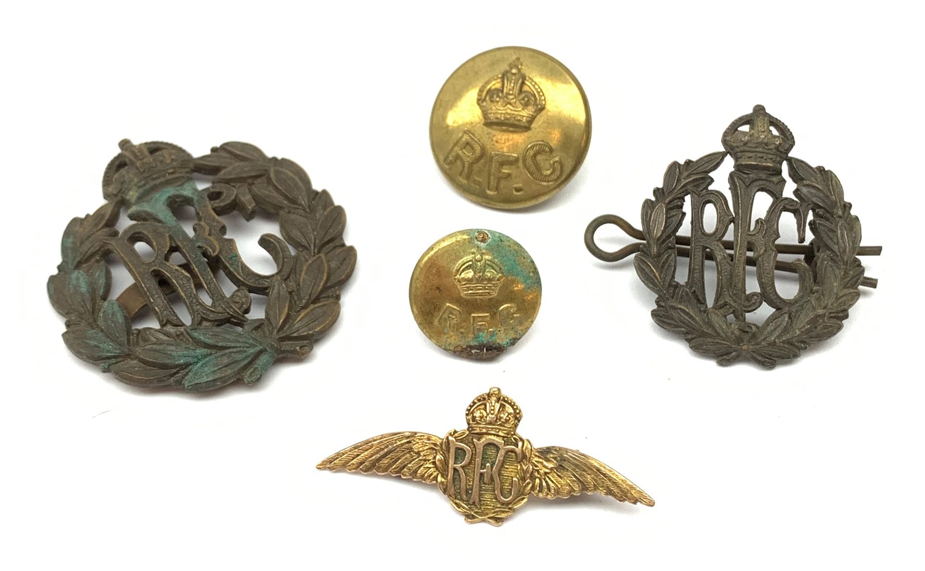 WW1 9ct gold Royal Flying Corps sweetheart bar brooch as a pair of pilot's wings L4cm; two RFC metal badges and two buttons (5)