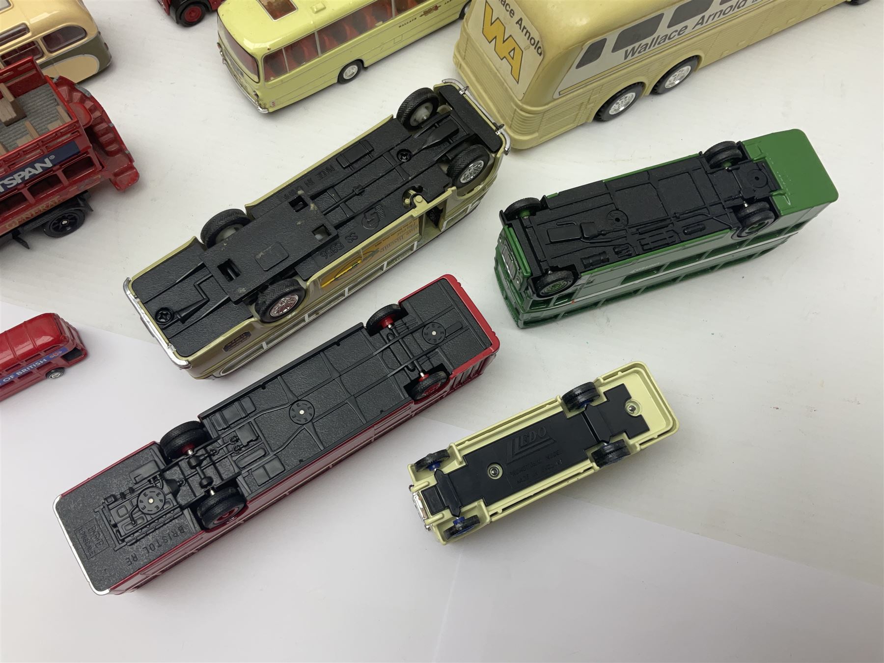 Thirty-one modern die-cast models of buses, coaches and wagons of various scales by EFE, Lledo, Oxford Die-Cast, Atlas etc, to include EFE 15702, 15704 and 15708 boxed; further models are unboxed 