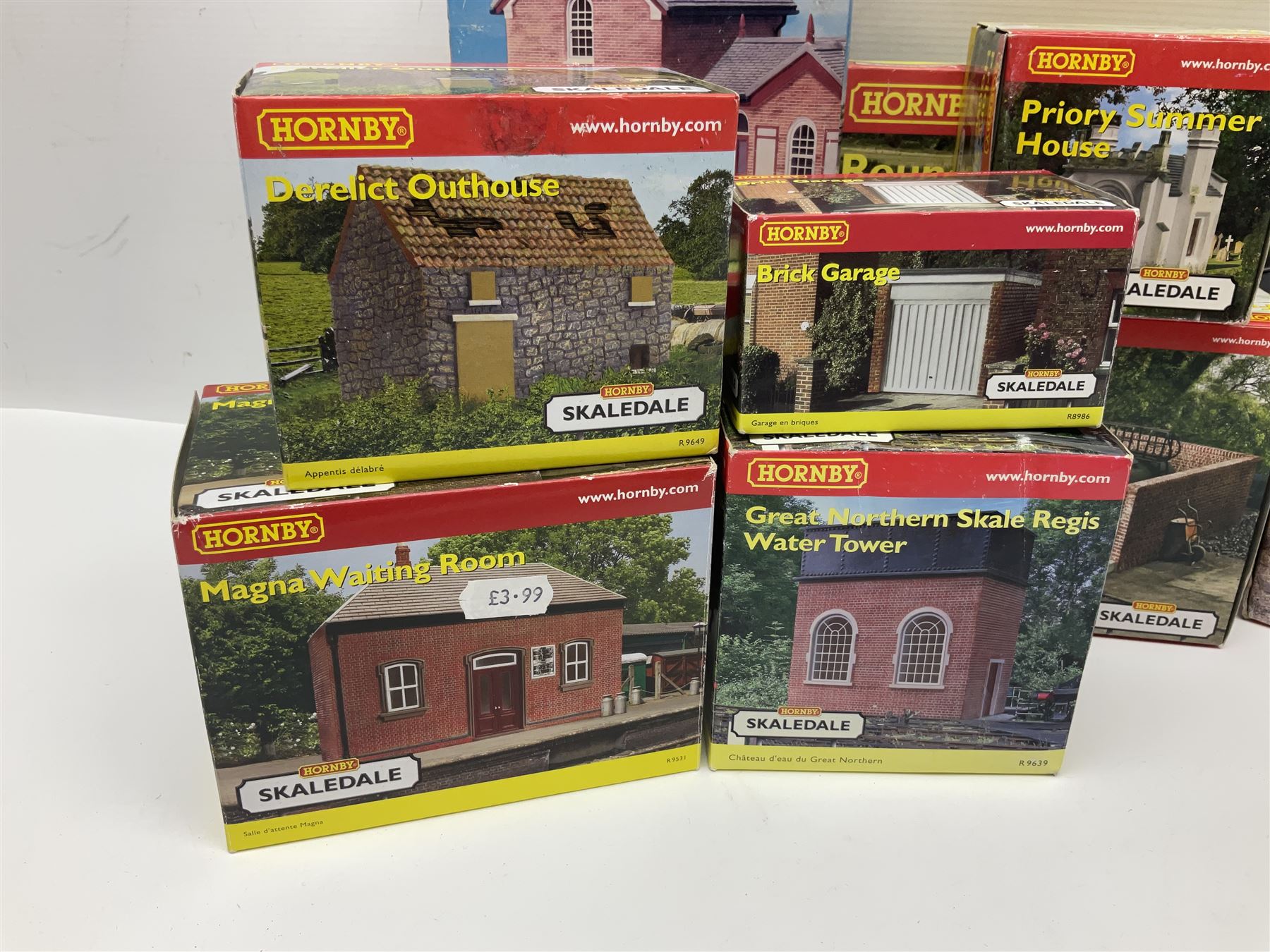 Hornby '00' gauge - nineteen Skaledale trackside buildings/accessories including R8542 Holly Farm Workshop, R9671 GWR Water Column and Crane, R8716 Upper Skaledale Main Building, R8657 Roundabout, R8993 Water Cleansing Tank, R8709 Fuel Oil Tanks, R8741 Purifiers, R9531 Magna Waiting Room etc; all but one boxed (19)