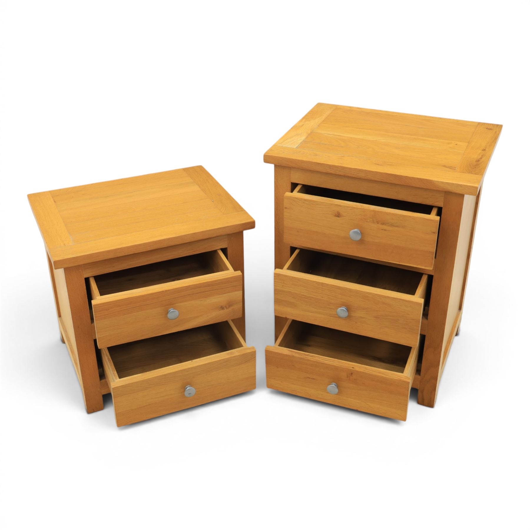 Two solid oak pedestal chests fitted with drawers, one with three drawers (H 64cm, W 49cm) and two drawers (H 46cm, W 49cm)