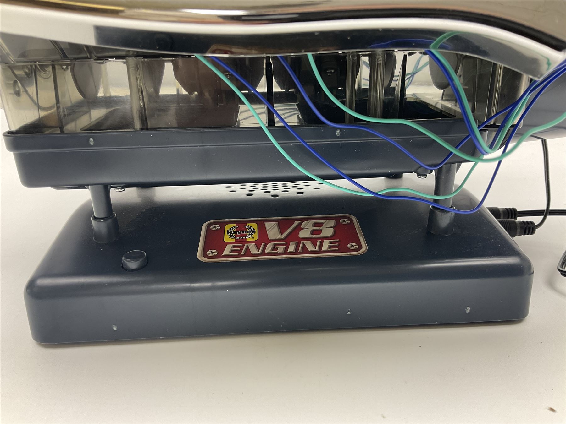 Machine Works battery operated model of a V8 car engine featuring working parts, sound and illuminating spark plugs L29cm