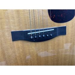 Santa Cruz Guitar Company acoustic guitar No.D2243 with Richard Hoover label L103cm; in hard carrying case