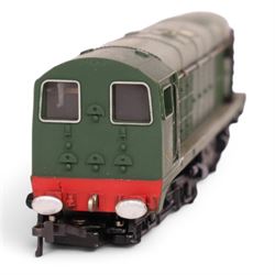 Three Hornby Dublo 00 gauge diesel electric locomotives in green, comprising no. 2231 0-6-...