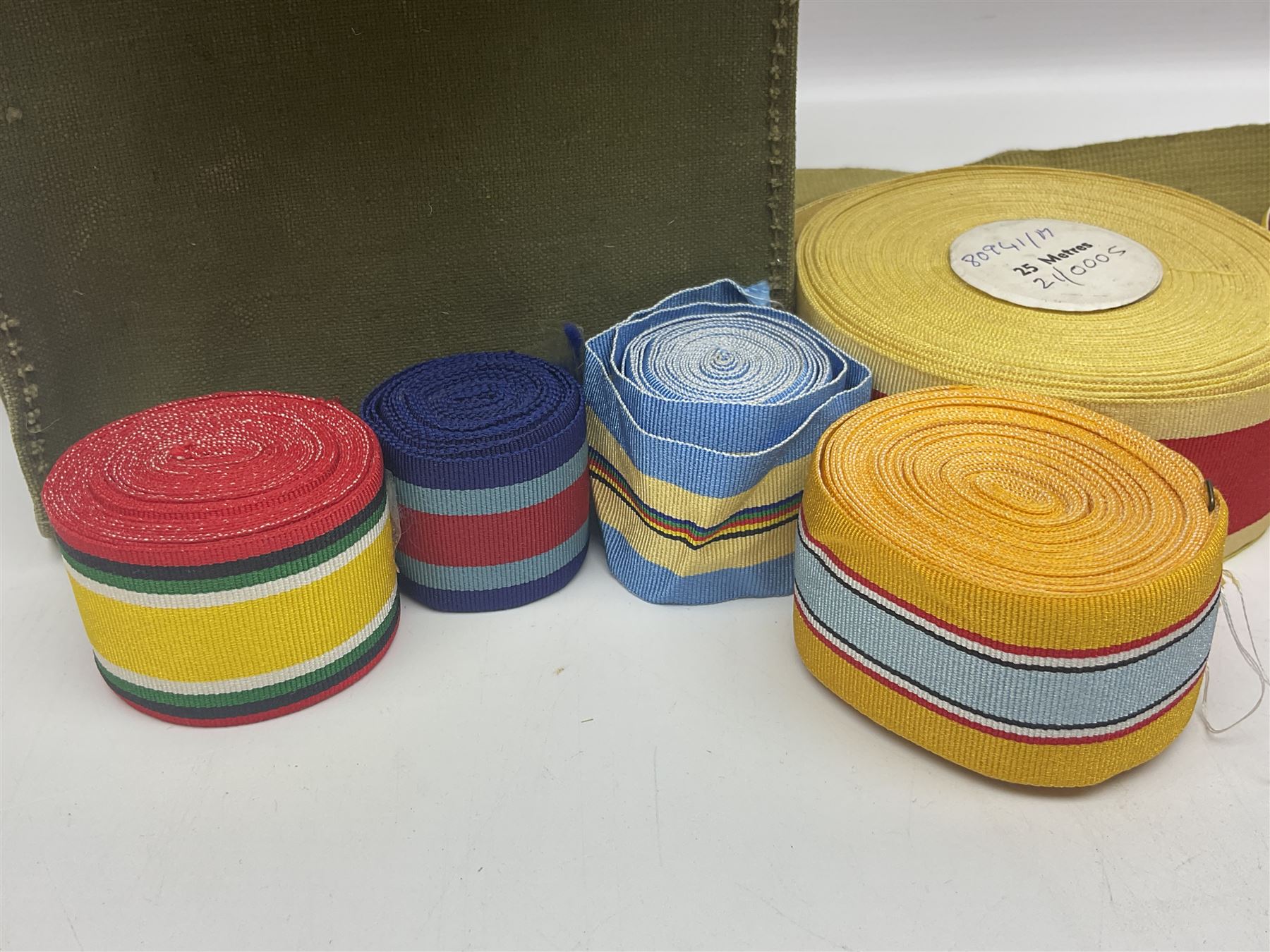 Modern Armor Ribbons Quantity of modern medal ribbons in various length roll | Militaria | 81908