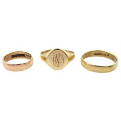 Edwardian rose gold wedding band, Birmingham 1905, later wedding band and a gold signet ring, all 9ct