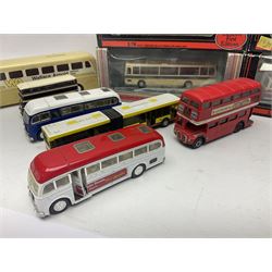 Thirty-one modern die-cast models of buses, coaches and wagons of various scales by EFE, Lledo, Oxford Die-Cast, Atlas etc, to include EFE 15702, 15704 and 15708 boxed; further models are unboxed 