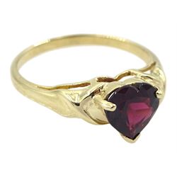 9ct gold single stone, heart shaped garnet ring, hallmarked
