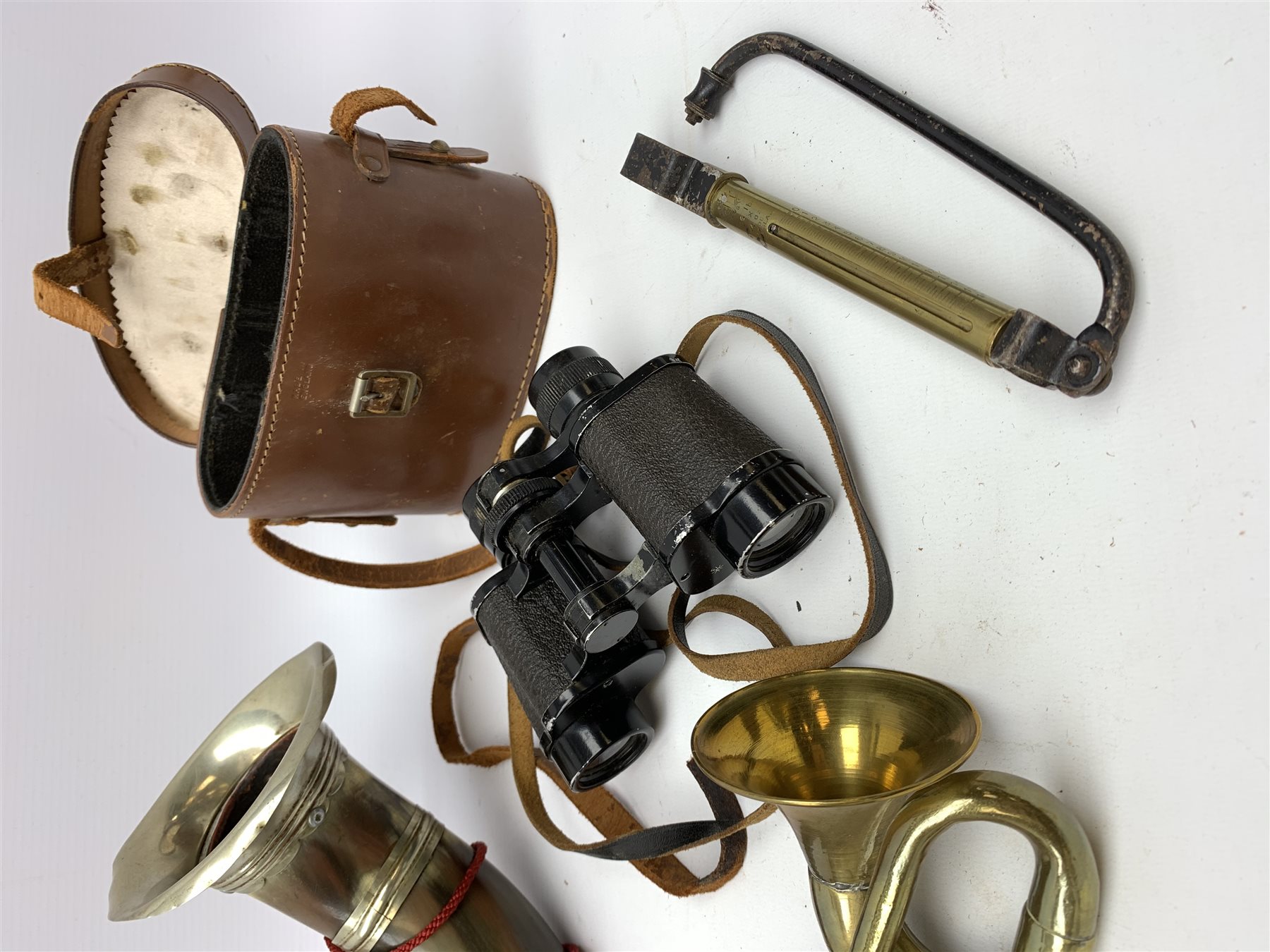 Copper single valve hunting horn of curved and tapering oval form L17cm