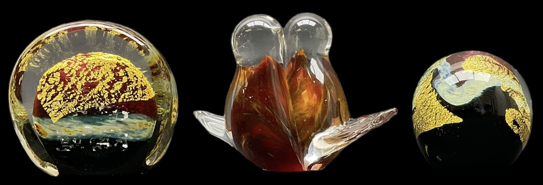 Murano glass cat and figure ina hat, together with tow valletta glass paperweights and bird glass paperweight, cat H20cm 