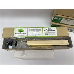 Eighteen boxed '0' gauge model railway kits for coaches and wagons from various makers, to include Roxey Mouldings, Slater’s Wagon Kits, Parkside Dundas, Blacksmith Models etc, all in original boxes (18)