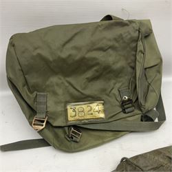 Falklands War - Argentine Special Forces beret with metal badge reputedly taken at Goose Green May 28th 1982 by Cpl. Hudson attached to 2 Para; together with an Argentine Gas Hood (2)