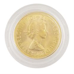 Two gold coin set comprising Queen Elizabeth II 1957 gold full sovereign coin and United States of America 2007 quarter ounce fine gold ten dollar coin, housed in a display case